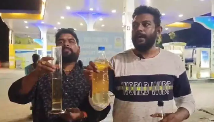 పెట్రోల్లో నీళ్లు.. ఆందోళనలో వాహనదారులు పెట్రోల్లో నీళ్లు.. ఆందోళనలో వాహనదారులు