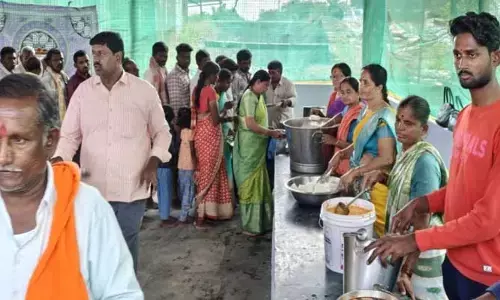 ప‌డ‌మ‌టి అంజ‌న్న ఆల‌యంలో అన్న‌దానం..!