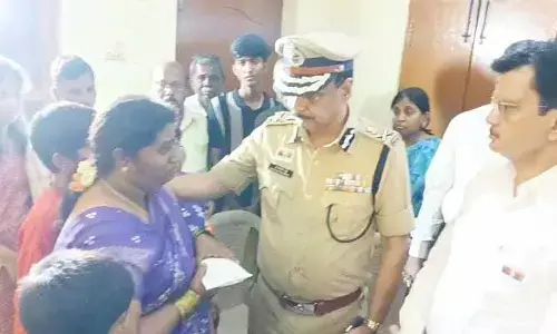 కానిస్టేబుల్ ప్రమోద్ కుటుంబాన్ని పరామర్శించిన డీజీపీ