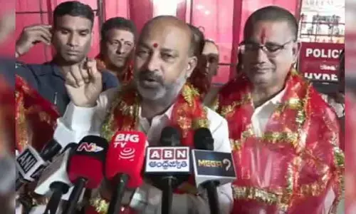 భాగ్యలక్ష్మి ఆలయాన్ని గోల్డెన్ టెంపుల్ చేస్తాం.. బండి సంజయ్ కీలక వ్యాఖ్యలు