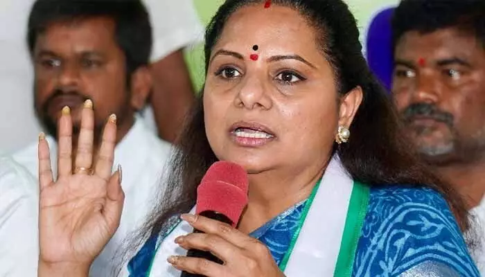 దళారులే దందా చేస్తే ప్రభుత్వం ఉన్నట్టా లేనట్లా?: కవిత దళారులే దందా చేస్తే ప్రభుత్వం ఉన్నట్టా లేనట్లా?: కవిత