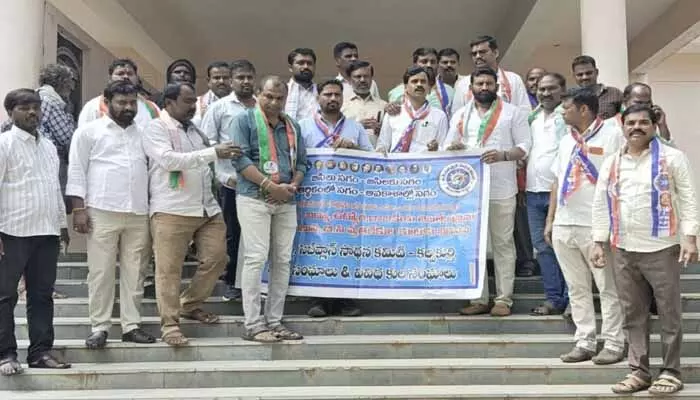 బీసీలకు 42 శాతం రిజర్వేషన్ అమలు చేయాలని ఎమ్మార్వోకు వినతి బీసీలకు 42 శాతం రిజర్వేషన్ అమలు చేయాలని ఎమ్మార్వోకు వినతి