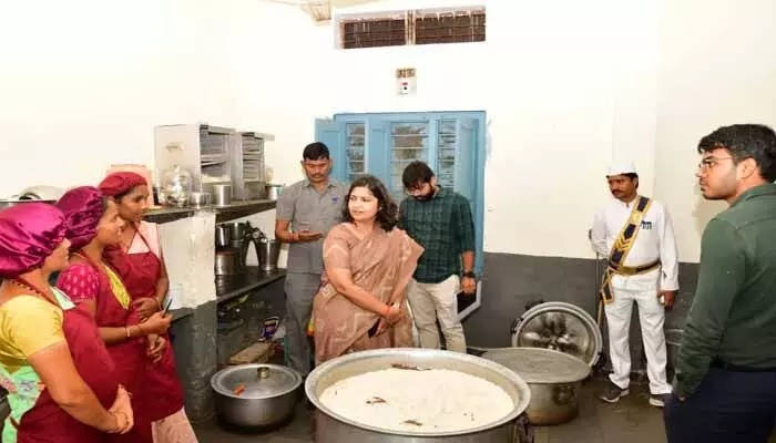 విద్యార్థులకు నాణ్యమైన భోజనం అందించకపోతే కఠిన చర్యలు : కలెక్టర్ విజయేందిర బోయి విద్యార్థులకు నాణ్యమైన భోజనం అందించకపోతే కఠిన చర్యలు : కలెక్టర్ విజయేందిర బోయి
