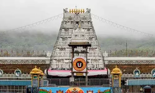 Tirumala: తిరుమలలో జోరు వర్షం.. అయినా తగ్గని భక్తుల రద్దీ