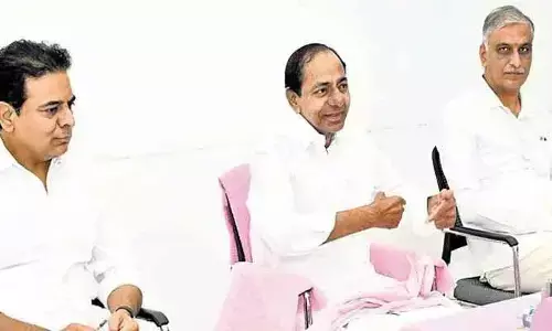 BRS: ఎర్రవల్లి ఫామ్ హౌజ్‍లో కేసీఆర్‍తో కేటీఆర్, హరీష్ రావు కీలక భేటీ