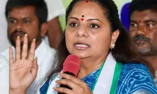 దళారులే దందా చేస్తే ప్రభుత్వం ఉన్నట్టా లేనట్లా?: కవిత