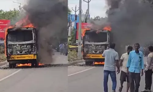 స్కూల్ బస్సులో ఒక్కసారిగా మంటలు.. క్షణాల్లోనే పూర్తిగా దగ్ధం