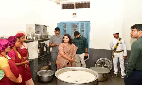 విద్యార్థులకు నాణ్యమైన భోజనం అందించకపోతే కఠిన చర్యలు :  కలెక్టర్ విజయేందిర బోయి