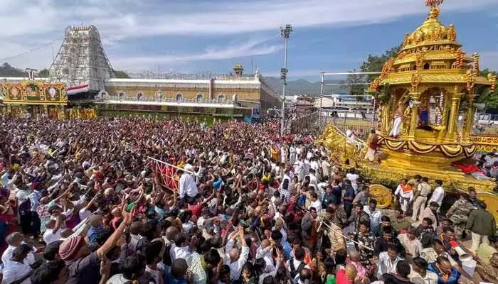 Tirumala:22 కంపార్ట్మెంట్లలో వేచి ఉన్న భక్తులు.. శ్రీవారి దర్శనానికి సమయం ఎంతంటే? Tirumala:22 కంపార్ట్మెంట్లలో వేచి ఉన్న భక్తులు.. శ్రీవారి దర్శనానికి సమయం ఎంతంటే?