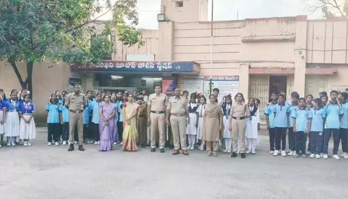 పోలీసుల ఆక్టివిటీస్ పై విద్యార్థులకు అవగాహన పోలీసుల ఆక్టివిటీస్ పై విద్యార్థులకు అవగాహన