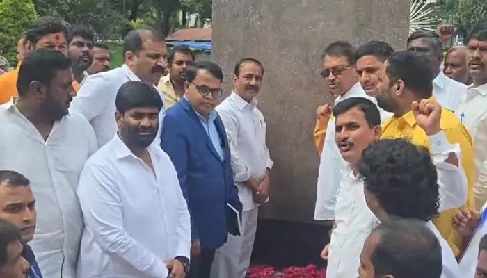 సామాజిక తెలంగాణ కోసం మరో ఉద్యమం.. రథయాత్ర కార్యక్రమంలో ఈటల రాజేందర్ కీలక వ్యాఖ్యలు సామాజిక తెలంగాణ కోసం మరో ఉద్యమం.. రథయాత్ర కార్యక్రమంలో ఈటల రాజేందర్ కీలక వ్యాఖ్యలు