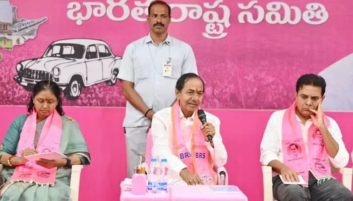 ‘ప్రజల వద్దకు వెళ్లి ఆ విషయం చెప్పండి చాలు’.. బీఆర్ఎస్ నాయకులకు కేసీఆర్ దిశానిర్దేశం ‘ప్రజల వద్దకు వెళ్లి ఆ విషయం చెప్పండి చాలు’.. బీఆర్ఎస్ నాయకులకు కేసీఆర్ దిశానిర్దేశం