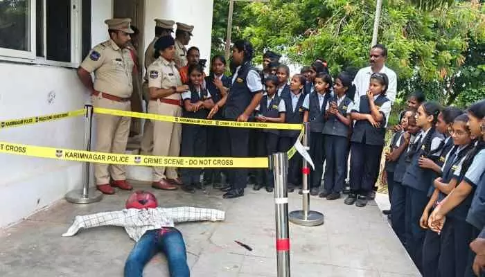పోలీస్ స్టేషన్ లో ఓపెన్ హౌస్ కార్యక్రమం పోలీస్ స్టేషన్ లో ఓపెన్ హౌస్ కార్యక్రమం