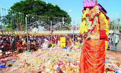 మేడారానికి పోటెత్తిన భక్తులు.. ఏకంగా 2 లక్షల మంది