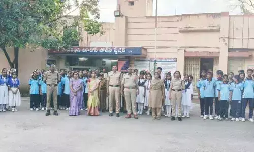 పోలీసుల ఆక్టివిటీస్ పై విద్యార్థుల‌కు అవగాహ‌న‌