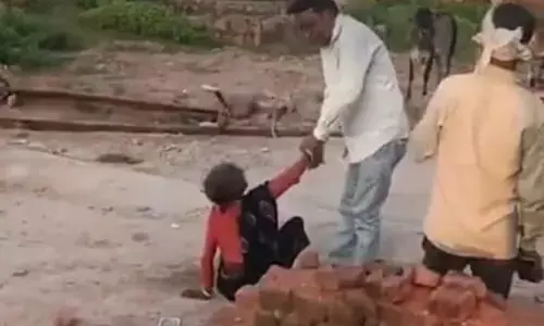 ప్రభుత్వ పథకం కింద ఇల్లు కావాలన్న వృద్ధురాలు.. కింద పడేసి.. కాళ్లతో తన్నుతూ.. హింసించిన సర్పంచ్ భర్త.. (వీడియో)