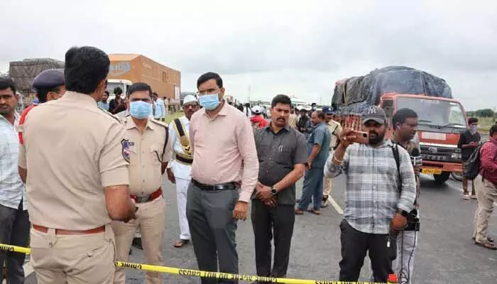 కర్నూలు ప్రమాదం.. గద్వాల కలెక్టర్, ఎస్పీ పరామర్శ కర్నూలు ప్రమాదం.. గద్వాల కలెక్టర్, ఎస్పీ పరామర్శ