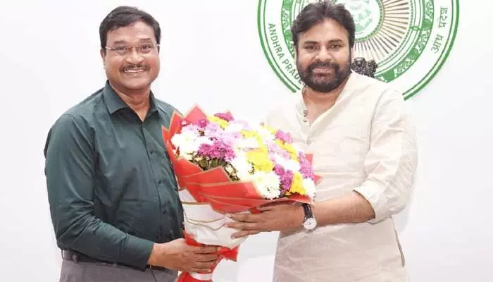 పవన్ కల్యాణ్తో హైడ్రా కమిషనర్ రంగనాథ్ భేటీ పవన్ కల్యాణ్తో హైడ్రా కమిషనర్ రంగనాథ్ భేటీ