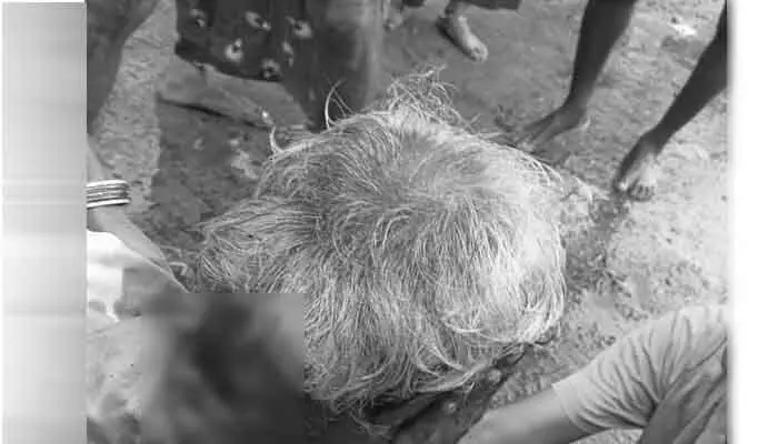 ఆసిఫాబాద్ జిల్లాలో దారుణం.. వృద్ధుడి పై గొడ్డలితో దాడి ఆసిఫాబాద్ జిల్లాలో దారుణం.. వృద్ధుడి పై గొడ్డలితో దాడి