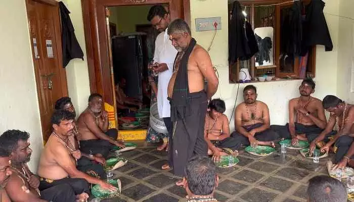 అయ్యప్ప స్వాములకు భిక్ష ఏర్పాటు అయ్యప్ప స్వాములకు భిక్ష ఏర్పాటు