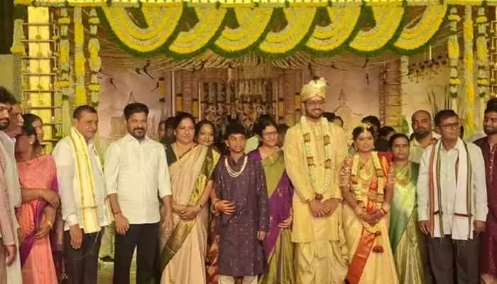 కాంగ్రెస్ నేత కుమారుడి వివాహానికి సీఎం రేవంత్ కాంగ్రెస్ నేత కుమారుడి వివాహానికి సీఎం రేవంత్