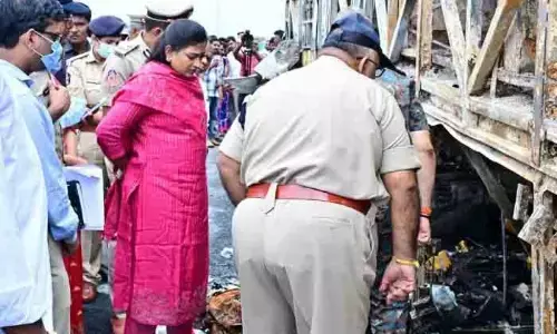 కర్నూలు బస్సు దుర్ఘటన ప్రాంతాన్ని సందర్శించిన హోం మంత్రి అనిత