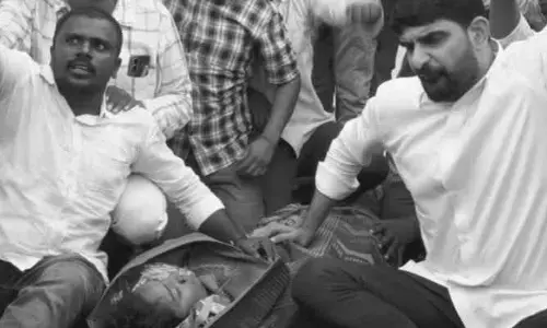 గురుకుల విద్యార్థిని మృతి...ఎమ్మెల్యే పాడి కౌశిక్ రెడ్డి ధర్నా