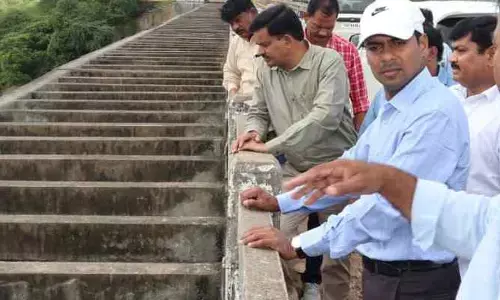 తీగల వంతెన నిర్మాణ పనులు వేగవంతం చేయాలి