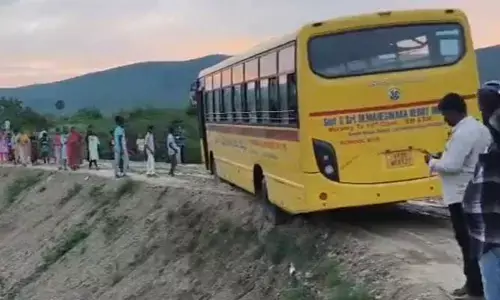 వామ్మో.. కొద్దిలో 60 మంది విద్యార్థులు మిస్ అయ్యారు.. లేదంటేనా..?