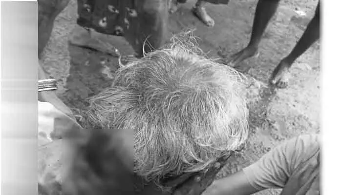 ఆసిఫాబాద్ జిల్లాలో దారుణం.. వృద్ధుడి పై గొడ్డ‌లితో దాడి