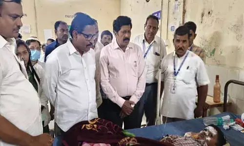 టపాసులు పేలి ముగ్గురు విద్యార్థులకు ప్రమాదం..!