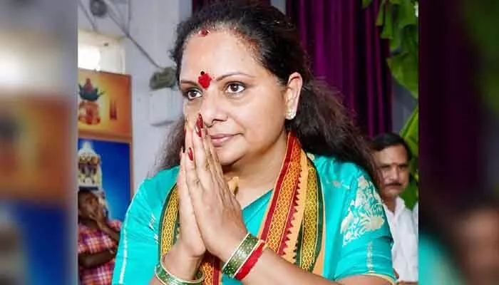 కవిత ‘జనం బాట’ యాత్ర షురూ.. కాసేపట్లో అమరవీరుల స్తూపానికి నివాళులు కవిత ‘జనం బాట’ యాత్ర షురూ.. కాసేపట్లో అమరవీరుల స్తూపానికి నివాళులు