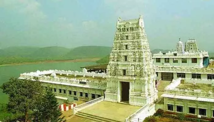 ద్రాక్షారామ భీమేశ్వర స్వామి ఆలయంలో అపశ్రుతి.. విద్యుత్ షాక్తో కాంట్రాక్ట్ ఉద్యోగి మృతి ద్రాక్షారామ భీమేశ్వర స్వామి ఆలయంలో అపశ్రుతి.. విద్యుత్ షాక్తో కాంట్రాక్ట్ ఉద్యోగి మృతి