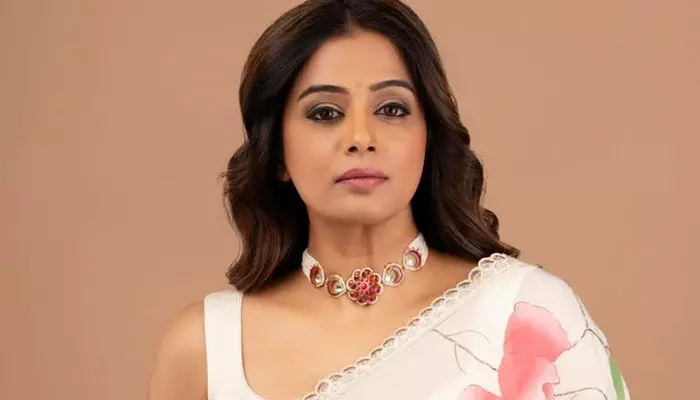 చాలా రోజులుగా పట్టించుకోవడం లేదు.. ఏదో ఒకరోజు ఆ సరిహద్దులు పూర్తిగా చెరిగిపోవాలని కోరుకుంటున్నా: ప్రియమణి చాలా రోజులుగా పట్టించుకోవడం లేదు.. ఏదో ఒకరోజు ఆ సరిహద్దులు పూర్తిగా చెరిగిపోవాలని కోరుకుంటున్నా: ప్రియమణి