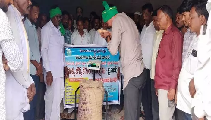 మొక్కజొన్న కొనుగోలు కేంద్రం ప్రారంభం మొక్కజొన్న కొనుగోలు కేంద్రం ప్రారంభం