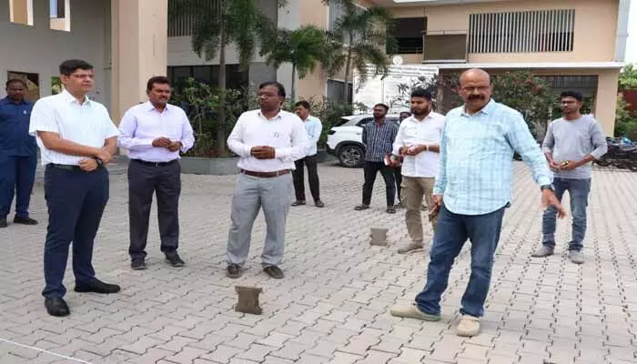తెలంగాణ తల్లి విగ్రహ ఏర్పాటుకు స్థలాన్ని పరిశీలించిన కలెక్టర్ తెలంగాణ తల్లి విగ్రహ ఏర్పాటుకు స్థలాన్ని పరిశీలించిన కలెక్టర్