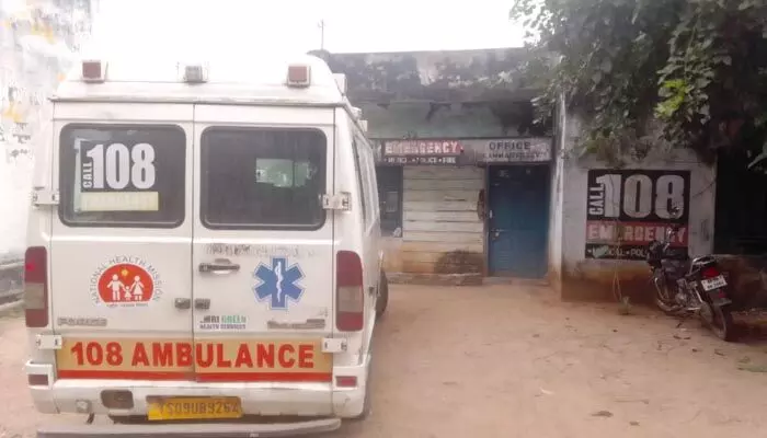 పడకేసిన 108 వాహనం పడకేసిన 108 వాహనం