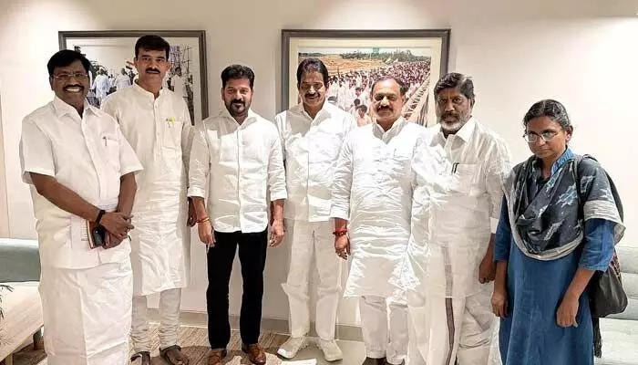 ఢిల్లీలో కొనసాగుతున్న సీఎం రేవంత్ పర్యటన.. కేసీ వేణుగోపాల్తో నేతల భేటీ ఢిల్లీలో కొనసాగుతున్న సీఎం రేవంత్ పర్యటన.. కేసీ వేణుగోపాల్తో నేతల భేటీ