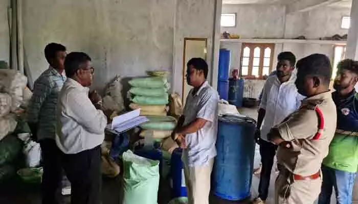 అనుమతులు లేకుండా నకిలీ పురుగు మందుల తయారీ.. రూ. 4.66 లక్షల విలువైన పురుగుల మందులు సీజ్ అనుమతులు లేకుండా నకిలీ పురుగు మందుల తయారీ.. రూ. 4.66 లక్షల విలువైన పురుగుల మందులు సీజ్