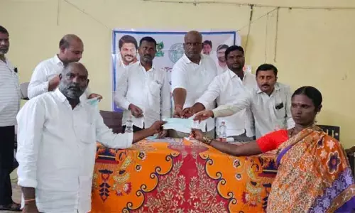 క‌ళ్యాణ ల‌క్ష్మీ, షాది ముబార‌క్ చెక్కుల పంపిణీ