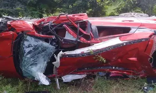 కారు బోల్తా.. ఇద్దరి పరిస్థితి విషమం