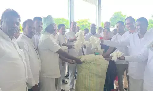 సీసీఐ కొనుగోళ్ల పై ఎమ్మెల్యే కృష్ణ మోహన్ రెడ్డి సంచ‌ల‌న కామెంట్స్