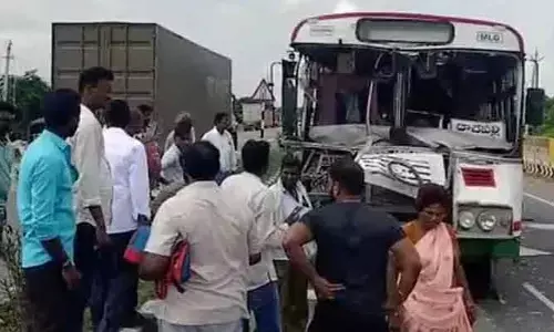 లారీ-తెలంగాణ ఆర్టీసీ బస్సు ఢీ.. 8 మందికి గాయాలు