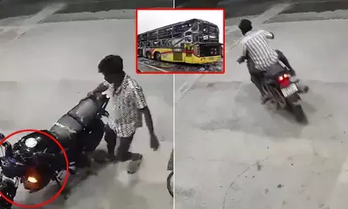కర్నూల్ బస్సు ప్రమాదం ఘటన.. బైక్ కు నో హెడ్ లైట్.. పెట్రోల్ బంక్ విజువల్స్ లో ట్విస్ట్