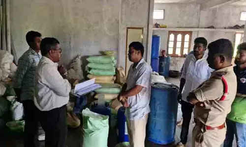 అనుమతులు లేకుండా నకిలీ పురుగు మందుల తయారీ.. రూ. 4.66 లక్షల విలువైన పురుగుల మందులు సీజ్