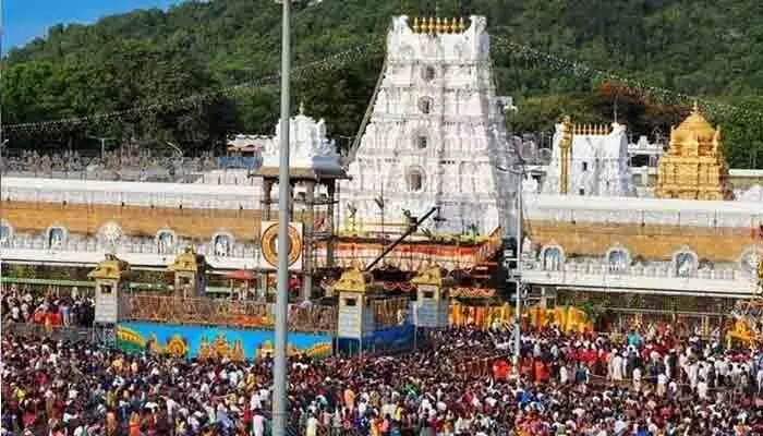 Tirumala: భక్తులతో కిక్కిరిసిన తిరుమల.. శ్రీవారి దర్శనానికి 15 గంటల సమయం Tirumala: భక్తులతో కిక్కిరిసిన తిరుమల.. శ్రీవారి దర్శనానికి 15 గంటల సమయం