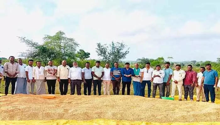 తడిసిన ధాన్యాన్ని వెంటనే కొనుగోలు చేయాలి : చైర్మన్ కపిల్ రెడ్డి తడిసిన ధాన్యాన్ని వెంటనే కొనుగోలు చేయాలి : చైర్మన్ కపిల్ రెడ్డి