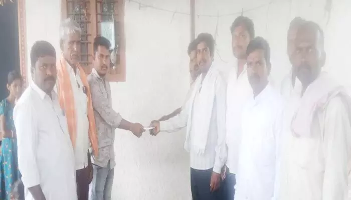 బాధిత కుటుంబానికి చేయూత బాధిత కుటుంబానికి చేయూత
