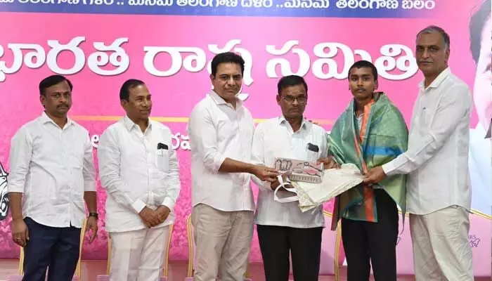 మెడిసిన్లో సీట్లు సాధించిన విద్యార్థులను సన్మానించిన కేటీఆర్ మెడిసిన్లో సీట్లు సాధించిన విద్యార్థులను సన్మానించిన కేటీఆర్