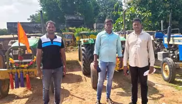అక్రమ ఇసుక ట్రాక్టర్ల పట్టివేత అక్రమ ఇసుక ట్రాక్టర్ల పట్టివేత